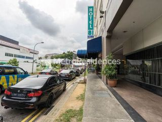 Tristar Hotel Superior Double - 10 mins from Paya Lebar MRT with great food and shopping options